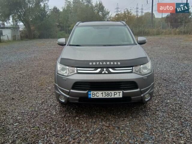 Серый Мицубиси Аутлендер, объемом двигателя 2.27 л и пробегом 232 тыс. км за 12500 $, фото 4 на Automoto.ua