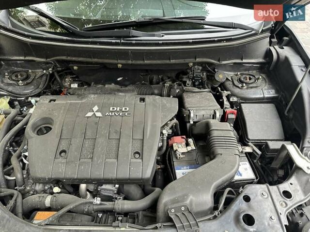 Серый Мицубиси Аутлендер, объемом двигателя 2.27 л и пробегом 207 тыс. км за 11000 $, фото 4 на Automoto.ua