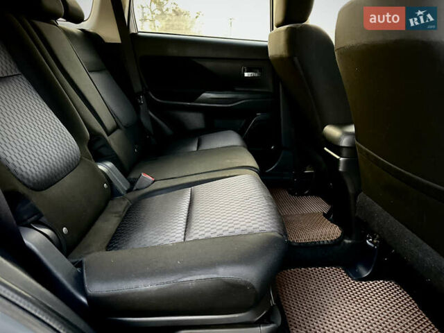 Сірий Міцубісі Аутлендер, об'ємом двигуна 2.36 л та пробігом 225 тис. км за 10500 $, фото 16 на Automoto.ua