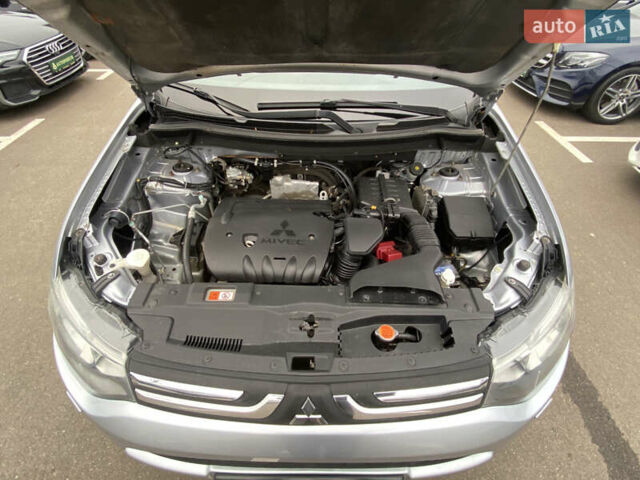 Сірий Міцубісі Аутлендер, об'ємом двигуна 2.4 л та пробігом 228 тис. км за 12000 $, фото 2 на Automoto.ua