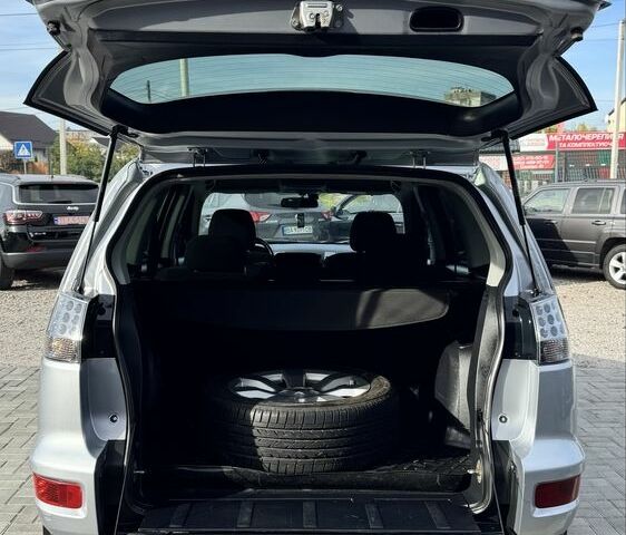 Серый Мицубиси Аутлендер, объемом двигателя 2.4 л и пробегом 239 тыс. км за 11700 $, фото 5 на Automoto.ua