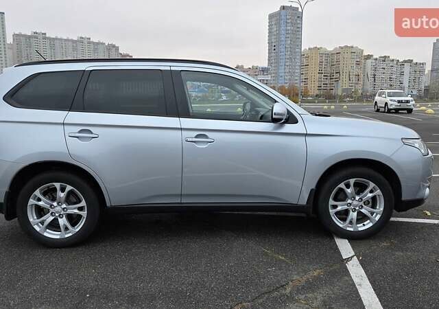 Серый Мицубиси Аутлендер, объемом двигателя 2.36 л и пробегом 54 тыс. км за 15400 $, фото 2 на Automoto.ua