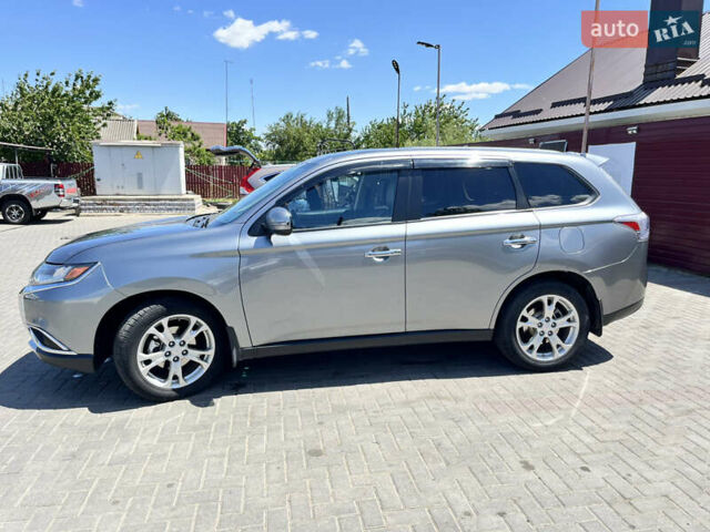 Серый Мицубиси Аутлендер, объемом двигателя 2.5 л и пробегом 205 тыс. км за 12400 $, фото 1 на Automoto.ua