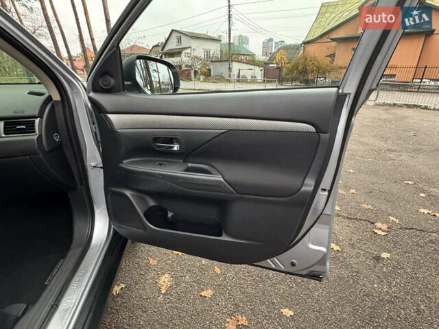 Сірий Міцубісі Аутлендер, об'ємом двигуна 2.36 л та пробігом 177 тис. км за 13499 $, фото 17 на Automoto.ua