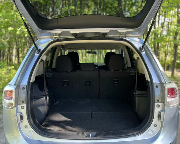 Сірий Міцубісі Аутлендер, об'ємом двигуна 2.36 л та пробігом 162 тис. км за 10500 $, фото 2 на Automoto.ua