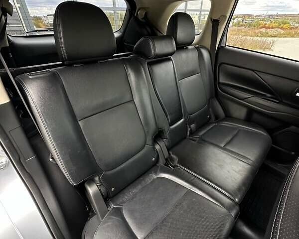 Серый Мицубиси Аутлендер, объемом двигателя 2.4 л и пробегом 228 тыс. км за 13999 $, фото 3 на Automoto.ua