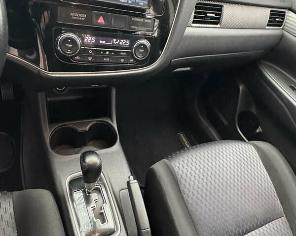 Сірий Міцубісі Аутлендер, об'ємом двигуна 2.36 л та пробігом 177 тис. км за 13499 $, фото 24 на Automoto.ua