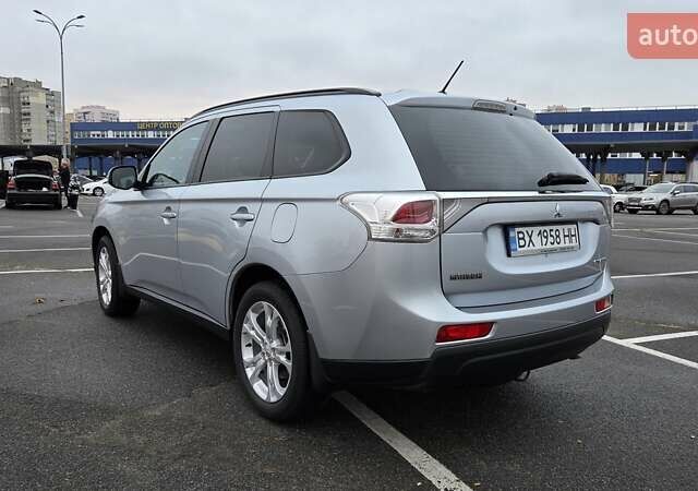 Серый Мицубиси Аутлендер, объемом двигателя 2.36 л и пробегом 54 тыс. км за 15400 $, фото 4 на Automoto.ua