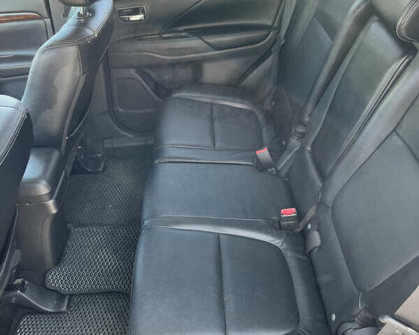 Серый Мицубиси Аутлендер, объемом двигателя 2.5 л и пробегом 205 тыс. км за 12400 $, фото 7 на Automoto.ua