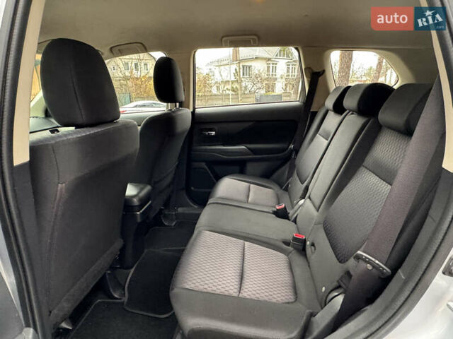 Сірий Міцубісі Аутлендер, об'ємом двигуна 2.36 л та пробігом 177 тис. км за 13499 $, фото 25 на Automoto.ua