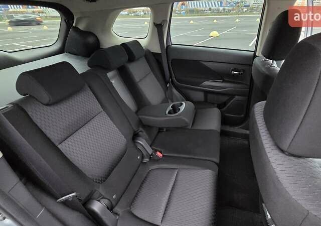 Серый Мицубиси Аутлендер, объемом двигателя 2.36 л и пробегом 54 тыс. км за 15400 $, фото 16 на Automoto.ua