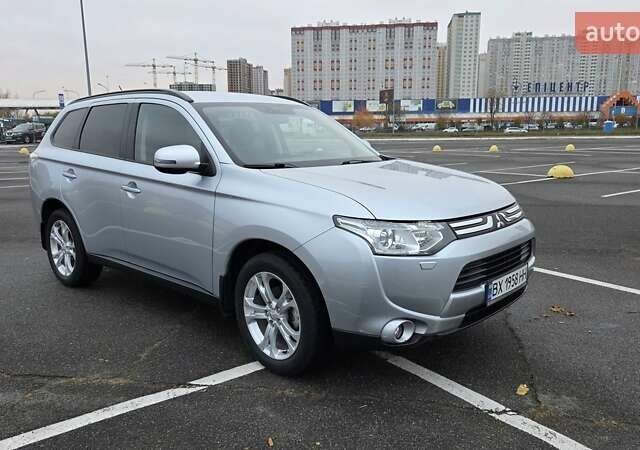 Серый Мицубиси Аутлендер, объемом двигателя 2.36 л и пробегом 54 тыс. км за 15400 $, фото 1 на Automoto.ua