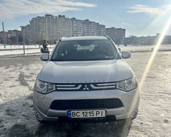 Серый Мицубиси Аутлендер, объемом двигателя 2.27 л и пробегом 270 тыс. км за 12800 $, фото 1 на Automoto.ua