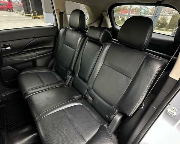 Серый Мицубиси Аутлендер, объемом двигателя 2.4 л и пробегом 228 тыс. км за 13999 $, фото 5 на Automoto.ua