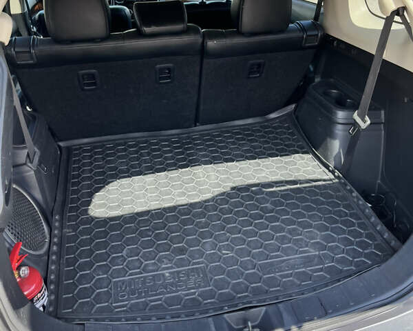 Серый Мицубиси Аутлендер, объемом двигателя 2.5 л и пробегом 205 тыс. км за 12400 $, фото 8 на Automoto.ua