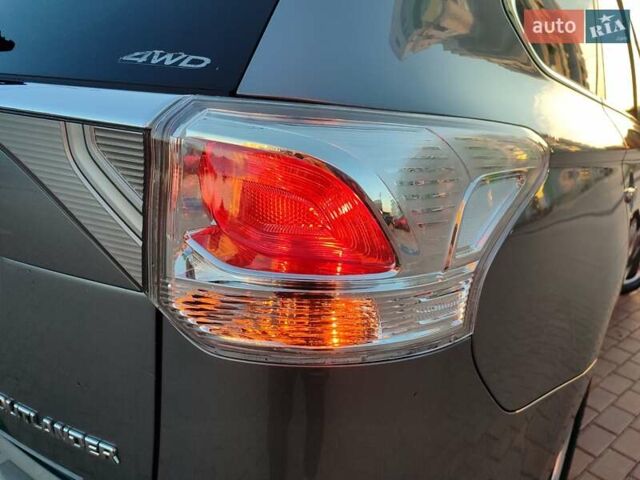 Серый Мицубиси Аутлендер, объемом двигателя 2.3 л и пробегом 250 тыс. км за 12999 $, фото 1 на Automoto.ua