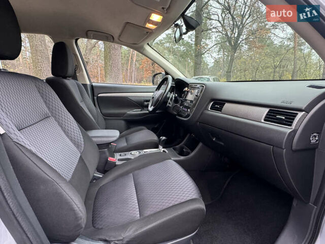 Сірий Міцубісі Аутлендер, об'ємом двигуна 2.36 л та пробігом 177 тис. км за 13499 $, фото 27 на Automoto.ua