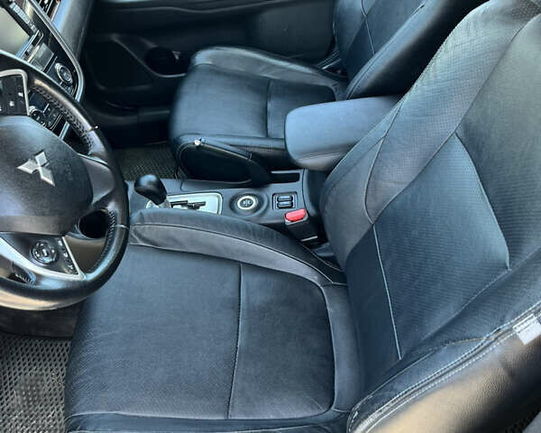 Серый Мицубиси Аутлендер, объемом двигателя 2.5 л и пробегом 205 тыс. км за 12400 $, фото 5 на Automoto.ua