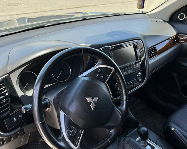 Серый Мицубиси Аутлендер, объемом двигателя 2.5 л и пробегом 205 тыс. км за 12400 $, фото 6 на Automoto.ua