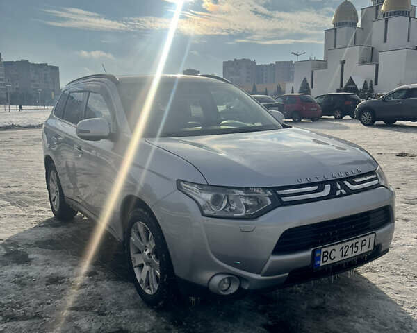 Серый Мицубиси Аутлендер, объемом двигателя 2.27 л и пробегом 270 тыс. км за 12800 $, фото 2 на Automoto.ua
