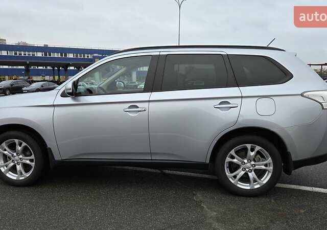 Серый Мицубиси Аутлендер, объемом двигателя 2.36 л и пробегом 54 тыс. км за 15400 $, фото 5 на Automoto.ua
