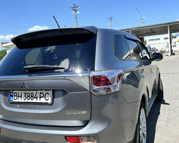 Серый Мицубиси Аутлендер, объемом двигателя 2.5 л и пробегом 205 тыс. км за 12400 $, фото 3 на Automoto.ua