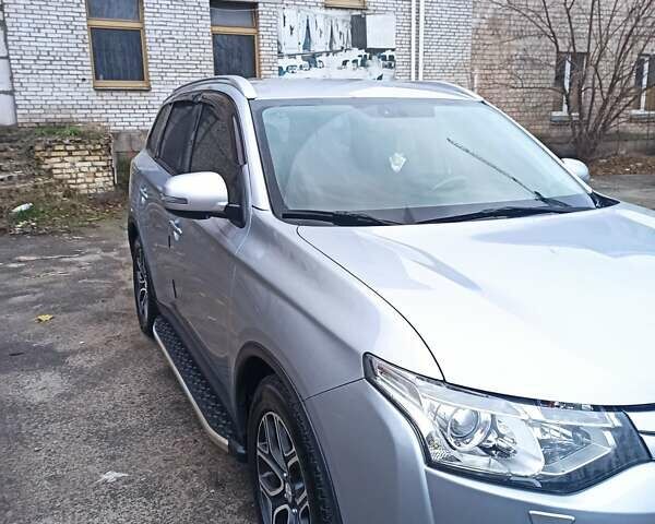Серый Мицубиси Аутлендер, объемом двигателя 2.4 л и пробегом 197 тыс. км за 14000 $, фото 1 на Automoto.ua