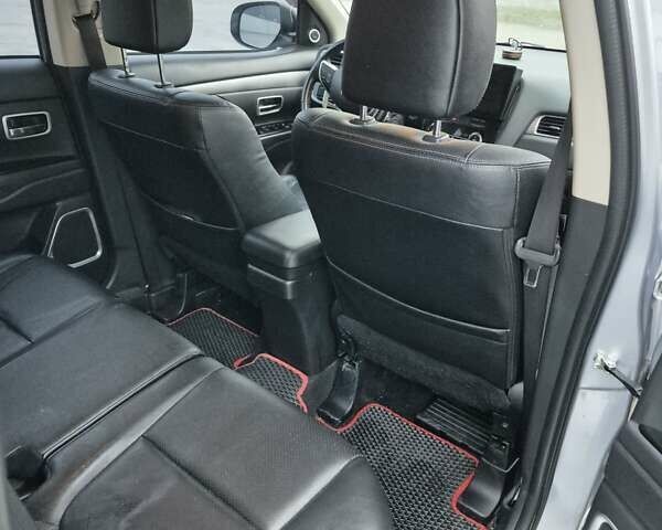 Сірий Міцубісі Аутлендер, об'ємом двигуна 2.36 л та пробігом 182 тис. км за 13600 $, фото 15 на Automoto.ua