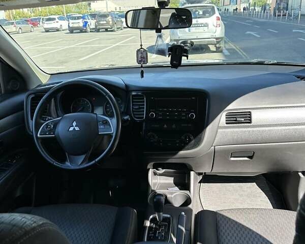Серый Мицубиси Аутлендер, объемом двигателя 2.36 л и пробегом 225 тыс. км за 12000 $, фото 21 на Automoto.ua