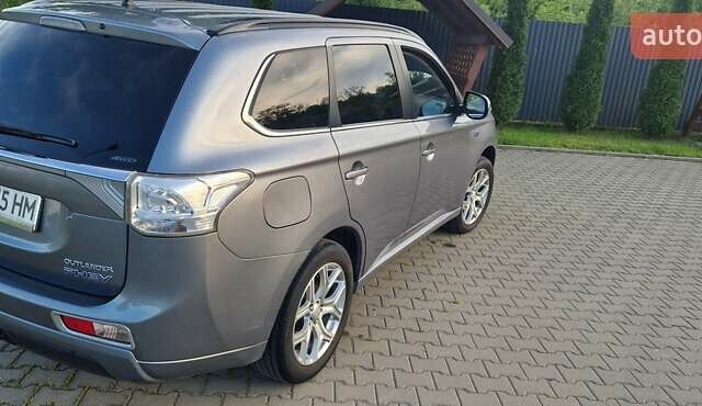 Серый Мицубиси Аутлендер, объемом двигателя 2 л и пробегом 243 тыс. км за 13500 $, фото 4 на Automoto.ua
