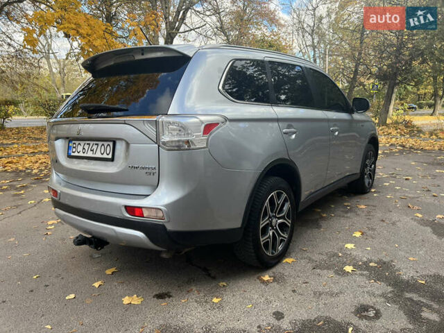 Серый Мицубиси Аутлендер, объемом двигателя 3 л и пробегом 235 тыс. км за 12400 $, фото 12 на Automoto.ua