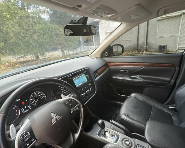 Серый Мицубиси Аутлендер, объемом двигателя 3 л и пробегом 235 тыс. км за 12400 $, фото 55 на Automoto.ua