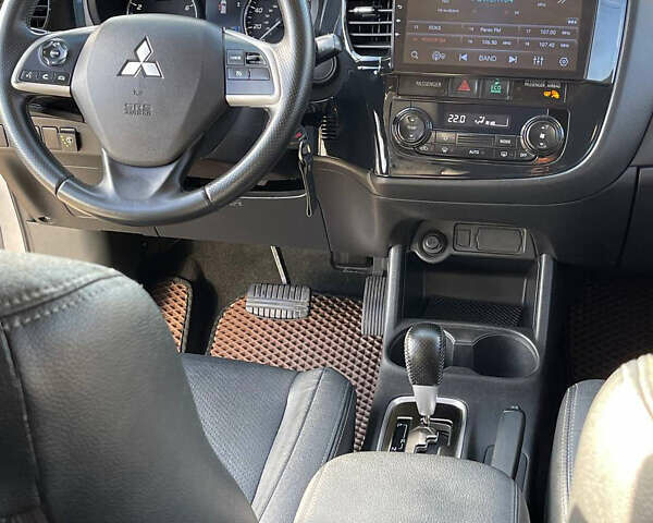 Сірий Міцубісі Аутлендер, об'ємом двигуна 2.4 л та пробігом 209 тис. км за 12200 $, фото 7 на Automoto.ua