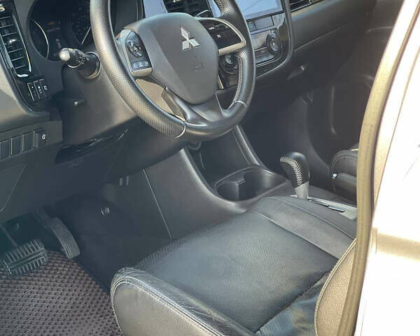 Сірий Міцубісі Аутлендер, об'ємом двигуна 2.4 л та пробігом 209 тис. км за 12200 $, фото 3 на Automoto.ua