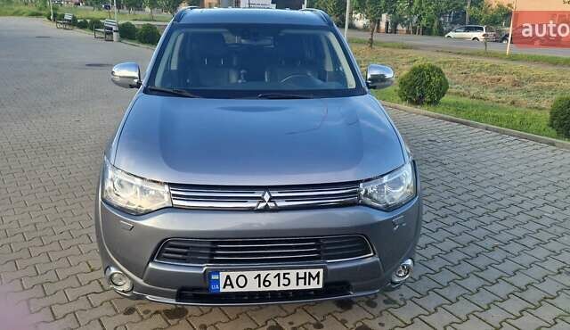 Серый Мицубиси Аутлендер, объемом двигателя 2 л и пробегом 243 тыс. км за 13500 $, фото 2 на Automoto.ua