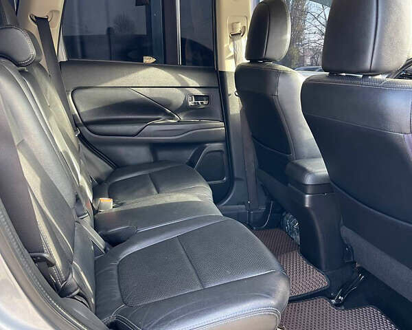 Сірий Міцубісі Аутлендер, об'ємом двигуна 2.4 л та пробігом 209 тис. км за 12200 $, фото 12 на Automoto.ua