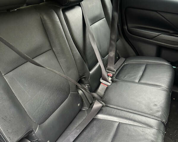 Сірий Міцубісі Аутлендер, об'ємом двигуна 2.4 л та пробігом 219 тис. км за 10800 $, фото 5 на Automoto.ua