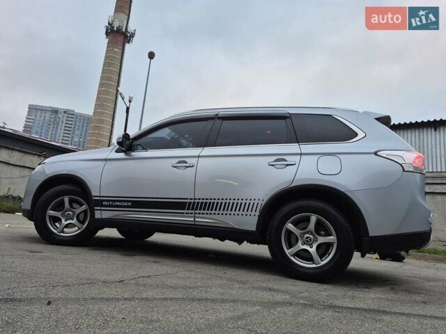Сірий Міцубісі Аутлендер, об'ємом двигуна 2.36 л та пробігом 182 тис. км за 13600 $, фото 3 на Automoto.ua