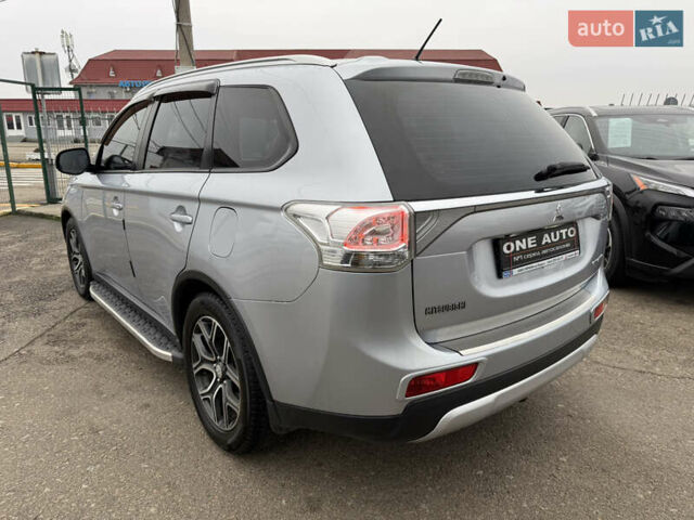 Серый Мицубиси Аутлендер, объемом двигателя 2.36 л и пробегом 198 тыс. км за 13990 $, фото 6 на Automoto.ua