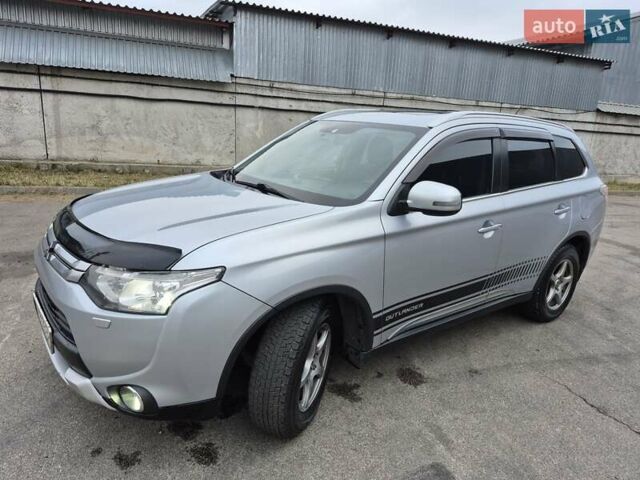 Сірий Міцубісі Аутлендер, об'ємом двигуна 2.36 л та пробігом 182 тис. км за 13600 $, фото 1 на Automoto.ua