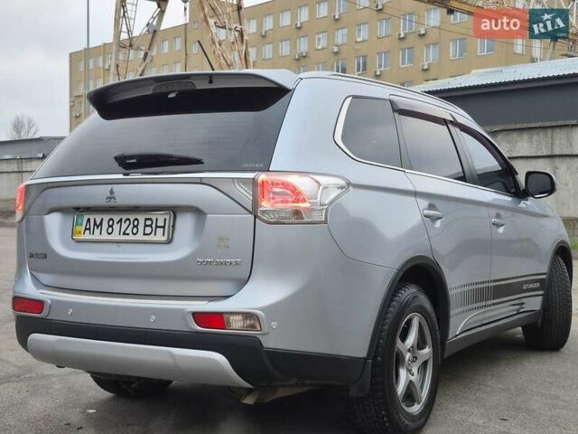 Сірий Міцубісі Аутлендер, об'ємом двигуна 2.36 л та пробігом 182 тис. км за 13600 $, фото 6 на Automoto.ua