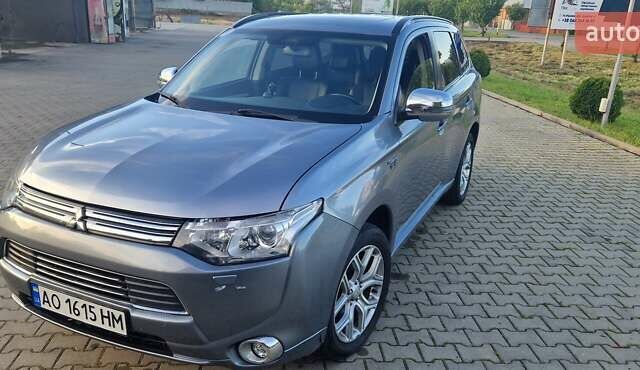 Серый Мицубиси Аутлендер, объемом двигателя 2 л и пробегом 243 тыс. км за 13500 $, фото 1 на Automoto.ua