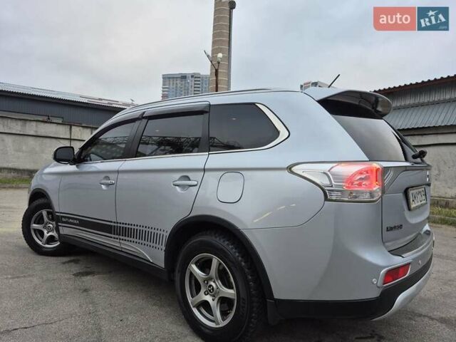 Сірий Міцубісі Аутлендер, об'ємом двигуна 2.36 л та пробігом 182 тис. км за 13600 $, фото 7 на Automoto.ua