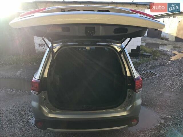 Серый Мицубиси Аутлендер, объемом двигателя 2.36 л и пробегом 164 тыс. км за 17500 $, фото 4 на Automoto.ua