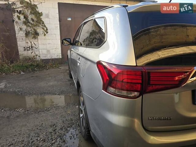 Серый Мицубиси Аутлендер, объемом двигателя 2.36 л и пробегом 164 тыс. км за 17500 $, фото 3 на Automoto.ua