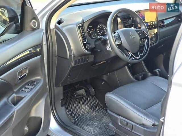 Серый Мицубиси Аутлендер, объемом двигателя 2.36 л и пробегом 164 тыс. км за 17500 $, фото 11 на Automoto.ua