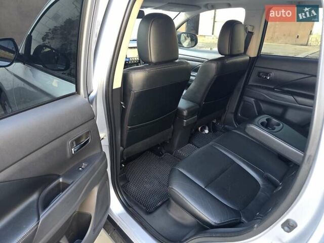 Серый Мицубиси Аутлендер, объемом двигателя 2.36 л и пробегом 164 тыс. км за 17500 $, фото 16 на Automoto.ua