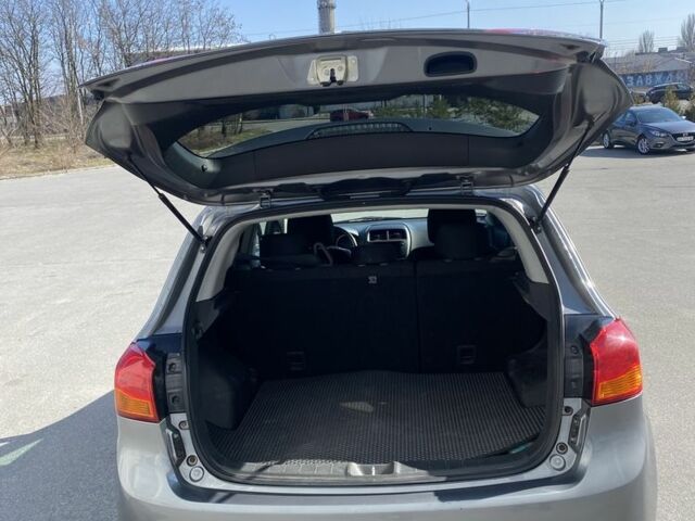 Серый Мицубиси Аутлендер, объемом двигателя 2.4 л и пробегом 250 тыс. км за 10800 $, фото 5 на Automoto.ua