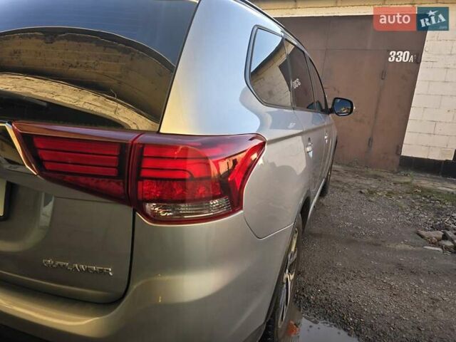 Серый Мицубиси Аутлендер, объемом двигателя 2.36 л и пробегом 164 тыс. км за 17500 $, фото 5 на Automoto.ua