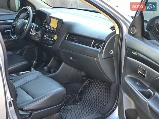 Серый Мицубиси Аутлендер, объемом двигателя 2.36 л и пробегом 164 тыс. км за 17500 $, фото 14 на Automoto.ua